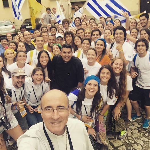 Selfie del Cardenal Daniel Sturla con jóvenes uruguayos en Cracovia