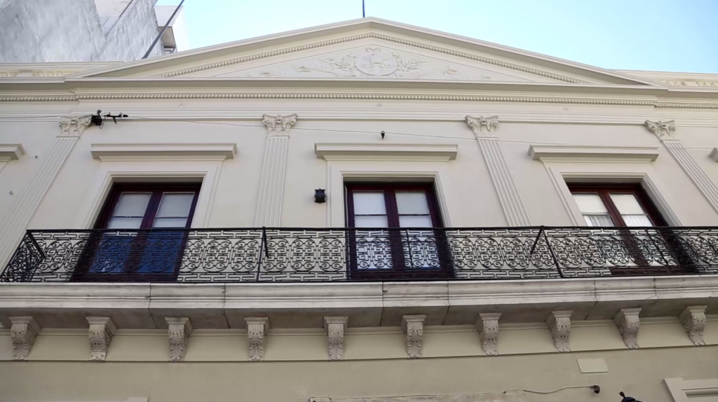 El DECOS está en el edificio del Club Católico.