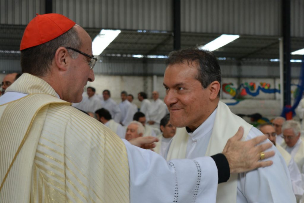 El Cardenal dio una estola a cada sacerdote /C. Bellocq