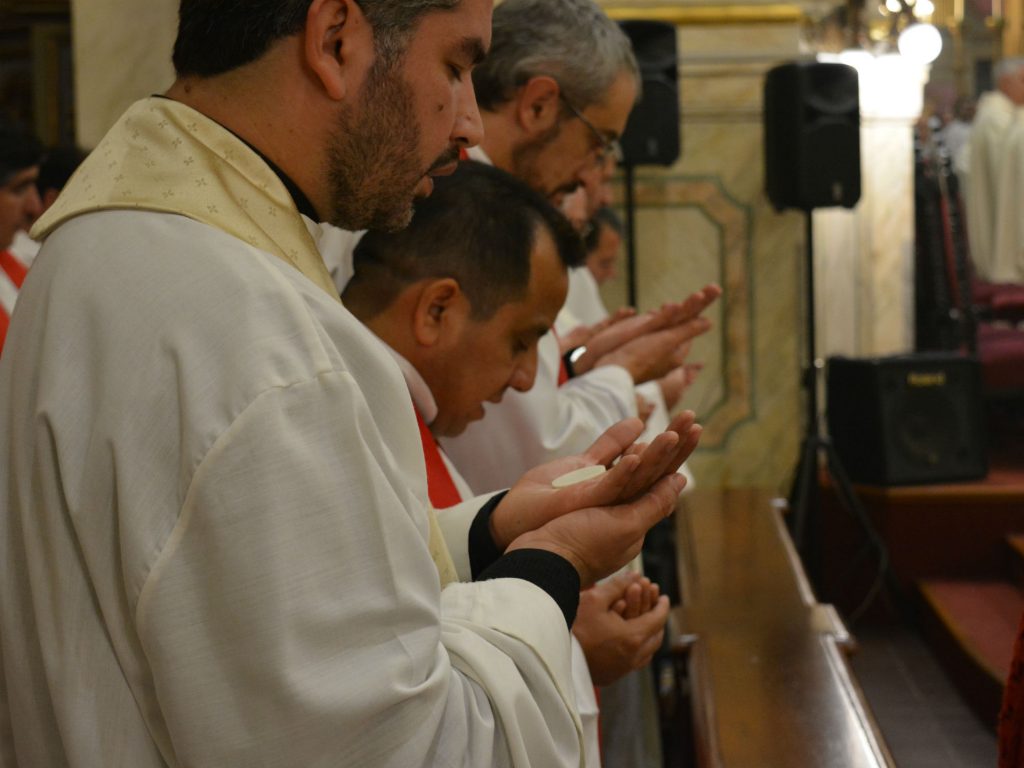 Sacerdotes antes de la comunión /C. Bellocq