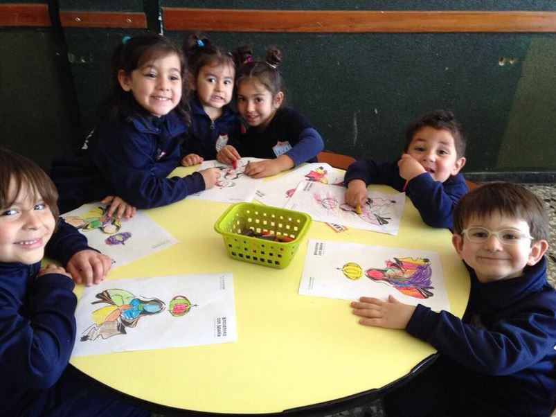 Niños del Colegio Sagrada Familia pintaron dibujos de la Virgen María