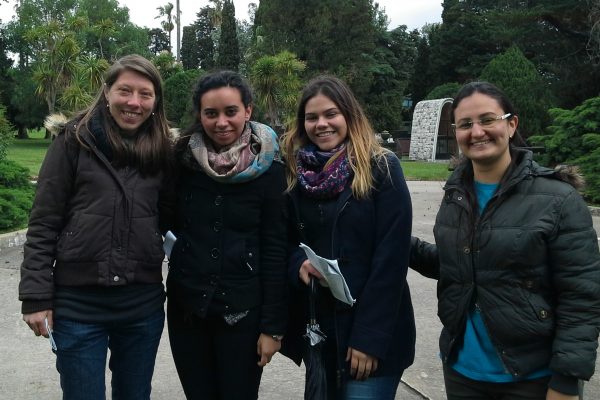 Matilde Collier, Regina Maggia, Roxana Trigo y Nayara Linhares en el cementerio del Norte