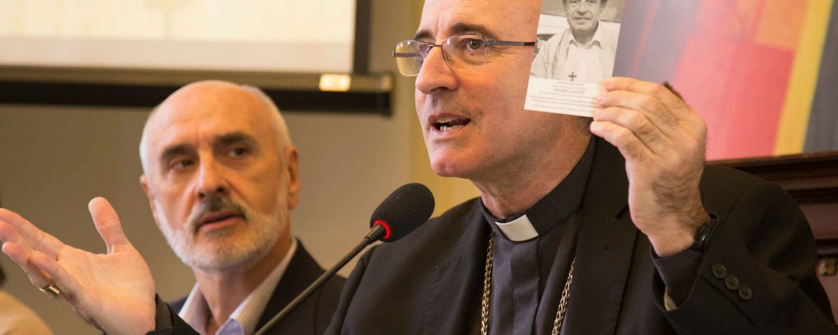 Cardenal Sturla con la estampa del Padre Cacho /F. Gutiérrez