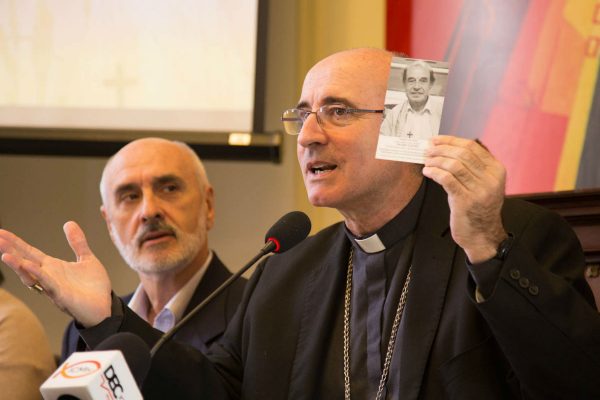 Cardenal Sturla con la estampa del Padre Cacho /F. Gutiérrez