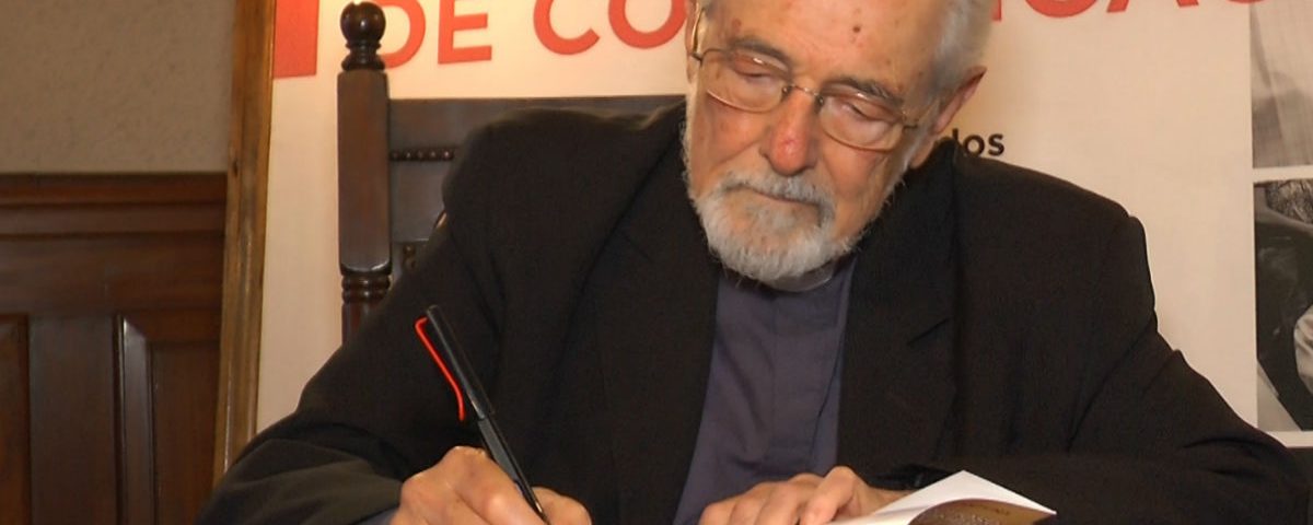 El P. Horacio Bojorge firmó autógrafos durante la presentación del libro