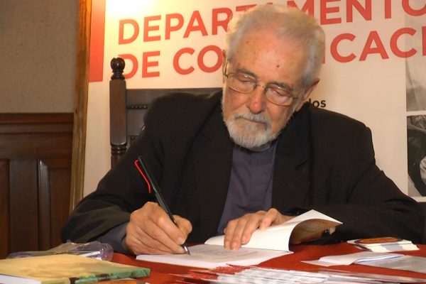 El P. Horacio Bojorge firmó autógrafos durante la presentación del libro