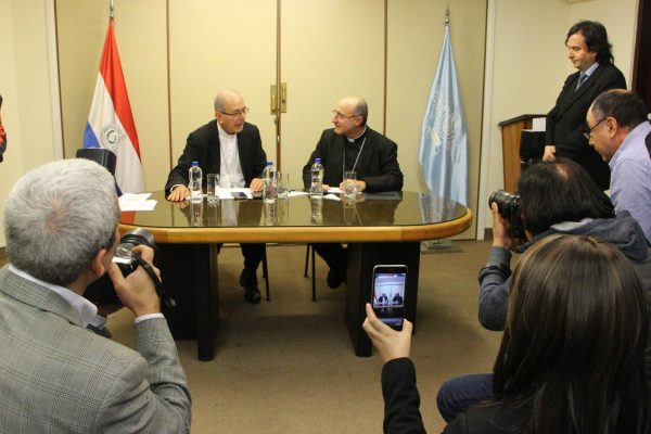 Conferencia de prensa de Mons. Valenzuela y el Card Sturla al llegar a Asunción /Arzobispado de Asunción