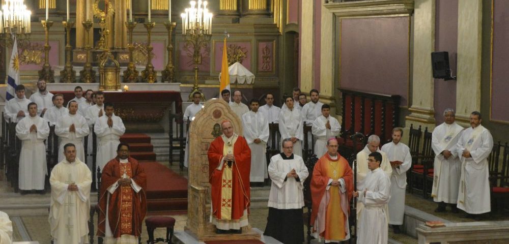 Acompañaron al Cardenal Daniel Sturla el Nuncio Mons. George Panikulam, Mons. Milton Tróccoli y cerca de 50 sacerdotes, además de diáconos y seminaristas /C. Bellocq