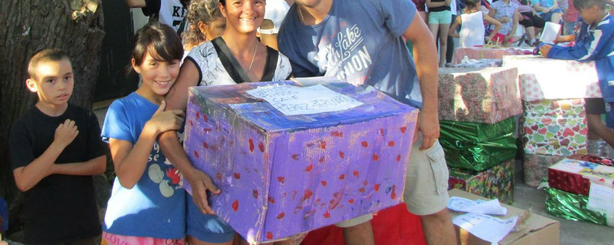 Una familia recibe una caja preparada por otra familia /Fb Old Christians Club