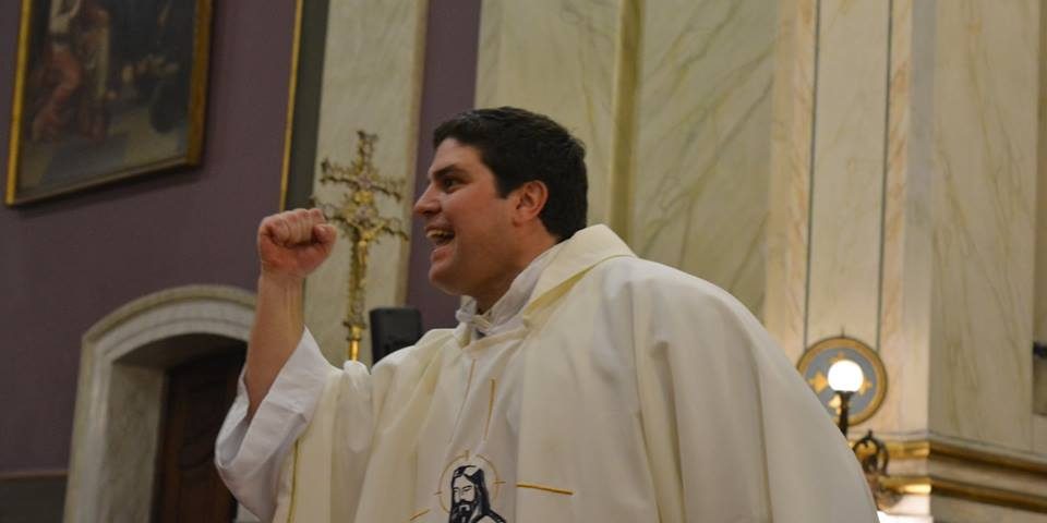 El P. Juan Andrés Verde, saludando al coro al terminar la Misa /C. Planelles