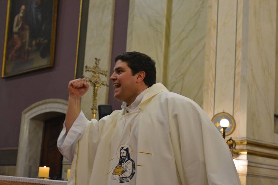 El P. Juan Andrés Verde, saludando al coro al terminar la Misa /C. Planelles