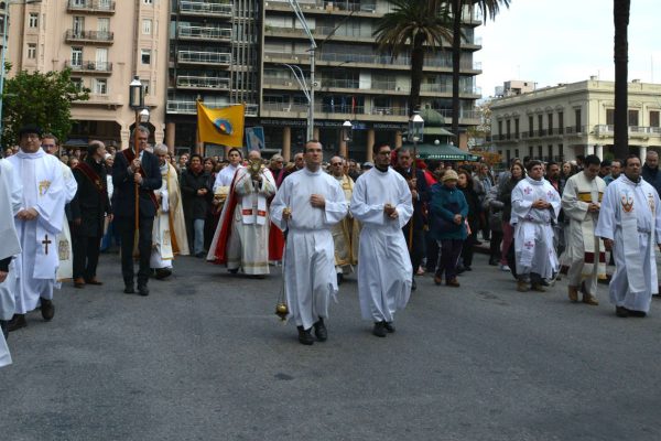 El Santísimo Sacramento recorrió las calles de Montevideo rodeado del cariño de miles de personas /C. Bellocq