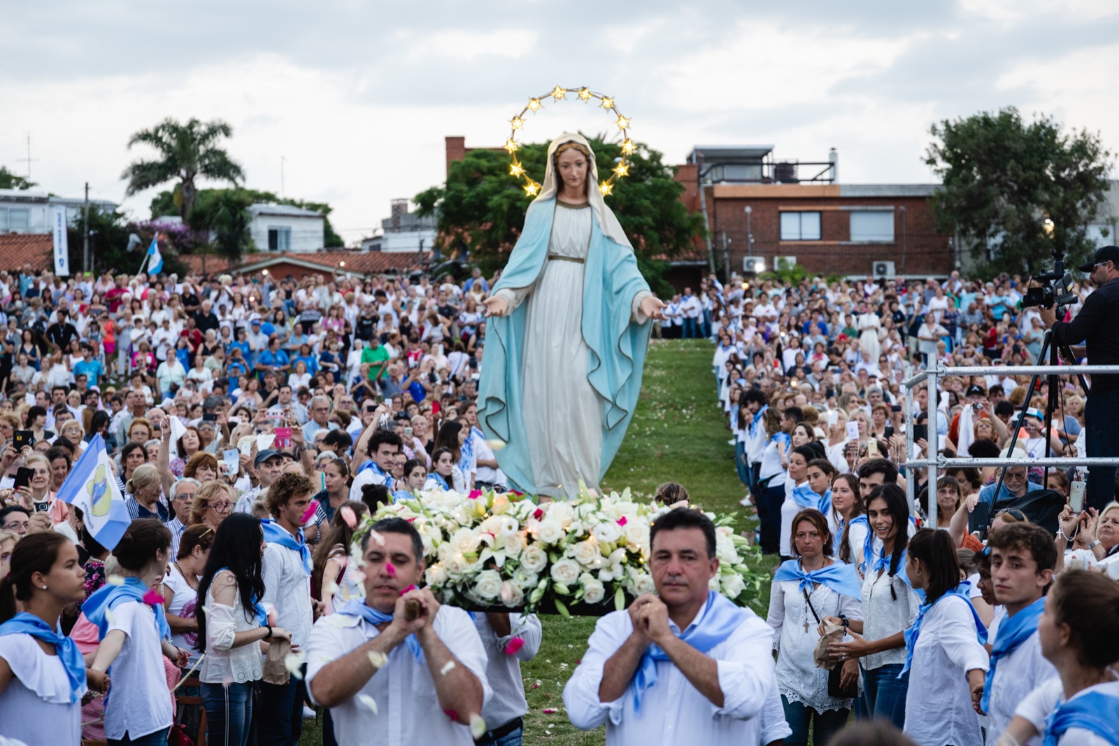 300 servidores custodiaron la entrada de la Virgen al predio. Fuente: F. Gutiérrez