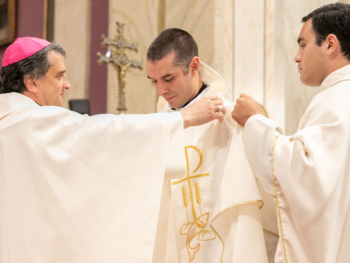 Mons. Pablo Jourdan y el P. Mathías Soiza colocan las vestiduras al Padre Sebastián Alcorta /F. GUTIÉRREZ
