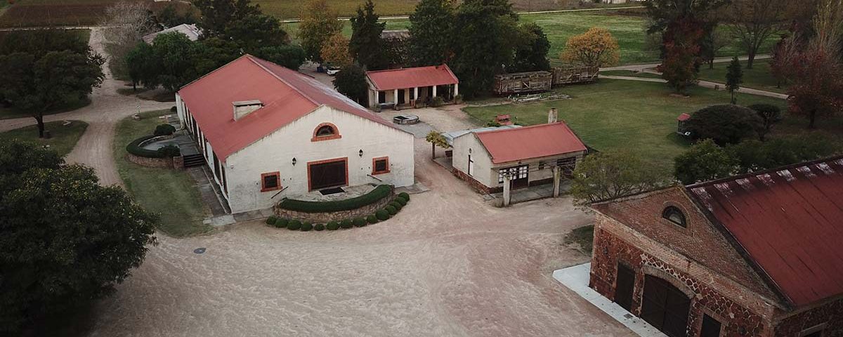 La bodega se ubica en las construcciones principales de la que fue la mayor estancia jesuítica de la zona. / FERNANDO DEICAS