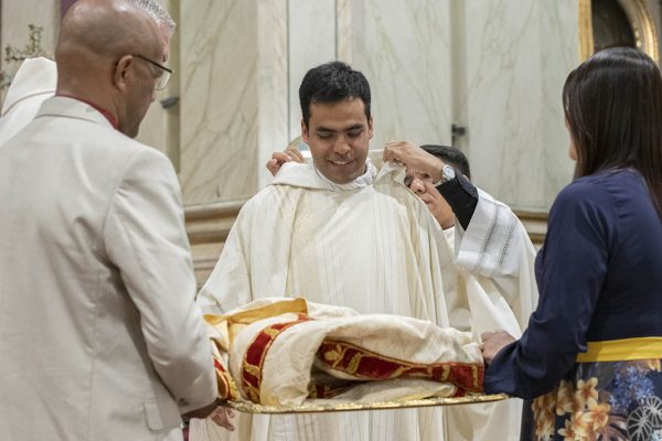 Los padres de Miguel acercaron al altar sus vestimentas sacerdotales /F. GUTIÉRREZ