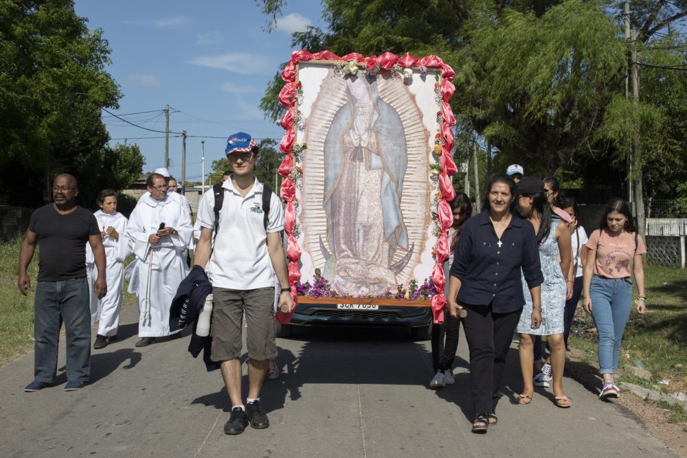 La Virgen de Guadalupe recorrió las callles de Casavalle antes de los bautismos /F. GUTIÉRREZ