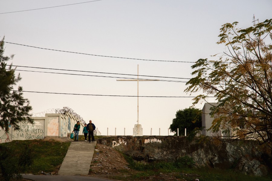 Algunos vecinos se acercan a la Capilla Cruz Alta, en el Cerro, donde funciona una olla popular. /F. GUTIÉRREZ