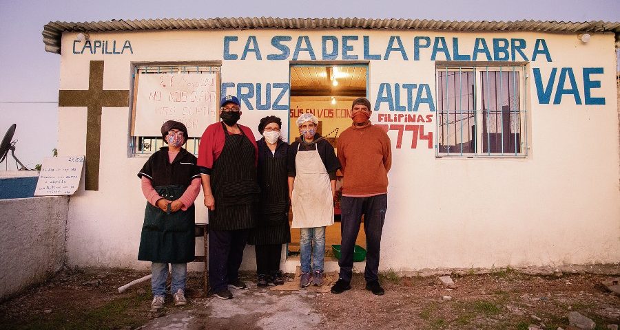 Marcelina, Óscar, Bernarda, Sandra y Aldredo en la Capilla Cruz Alta /F. GUTIÉRREZ