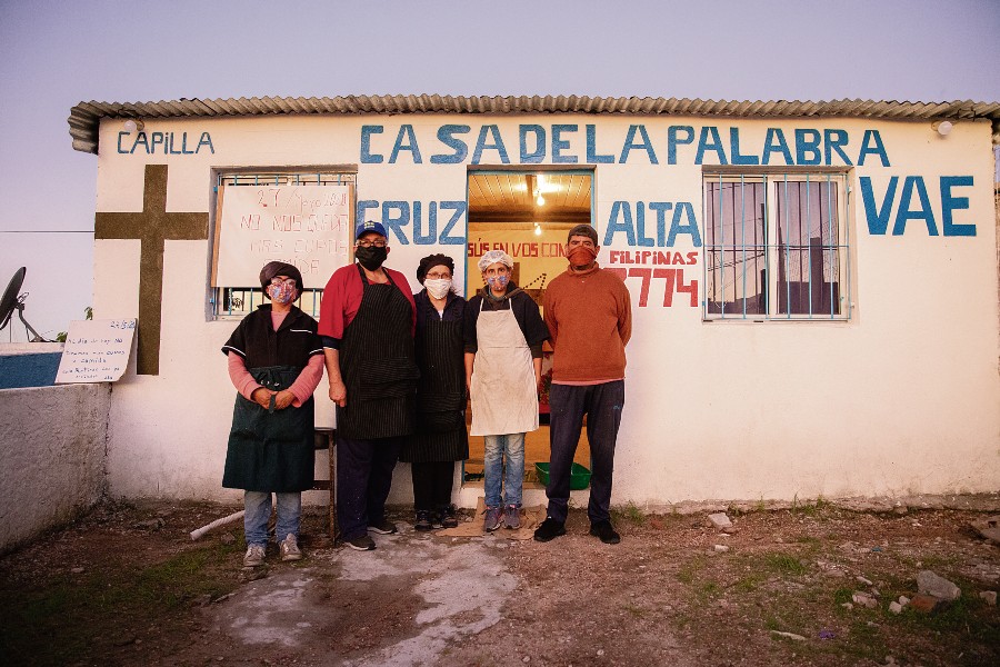 Marcelina, Óscar, Bernarda, Sandra y Aldredo en la Capilla Cruz Alta /F. GUTIÉRREZ
