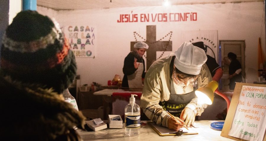 En la olla del Cerro llevan un registro de cuántos platos lleva cada uno y así hacen más eficiente y ágil la entrega. /F. GUTIÉRREZ