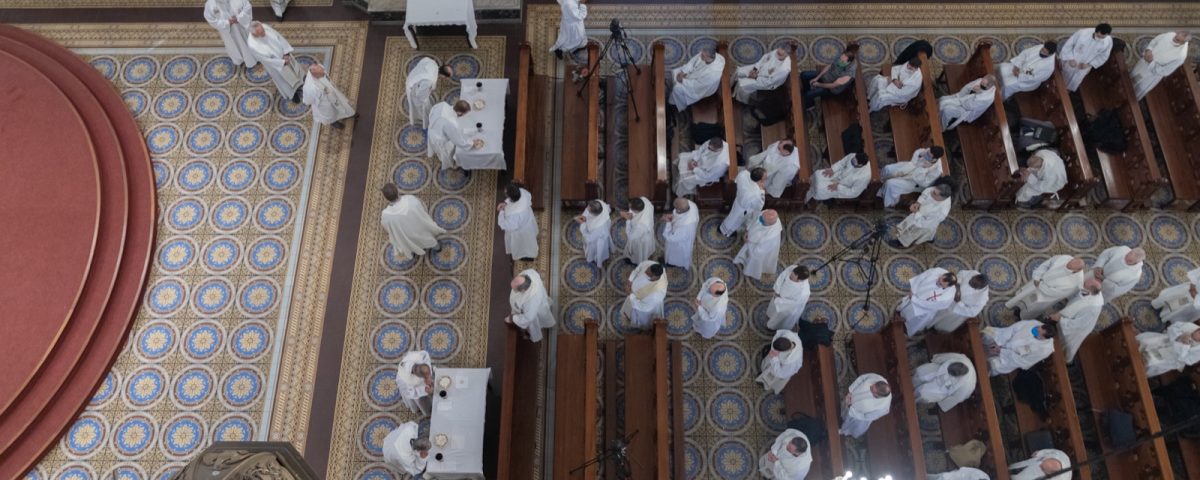 Los sacerdotes se distribuyeron en toda la nave central de la catedral /F. Gutiérrez