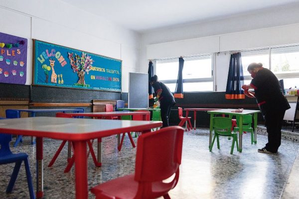 Los colegios comenzaron a desinfectar y separar espacios para recibir a los alumnos. /F. GUTIÉRREZ